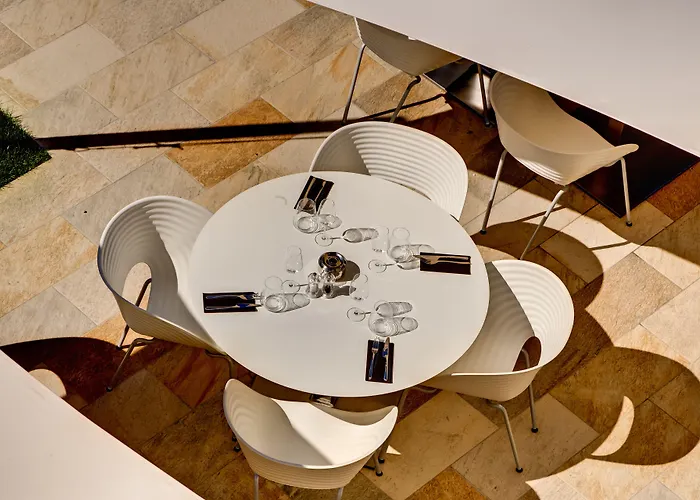 Hotel De Silhouette 4*