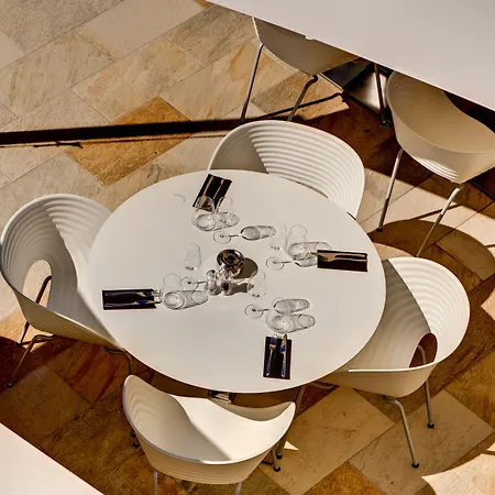 Hotel De Silhouette 4*